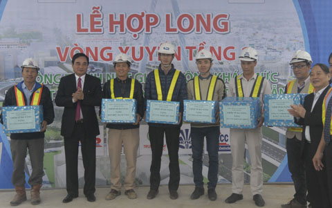 Lãnh đạo UBND thành phố Đà Nẵng trao thưởng cho các đơn vị có thành tích trong việc thực hiện dự án.