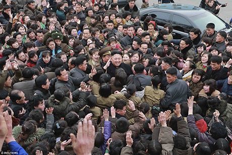 e Interview. Trong mái tóc chải ngược, bộ vest dài màu đen hay mặc, ông Kim Jong Un tươi cười trong vòng tay của nhân dân của mình, khi ông đến thăm một nhà máy dệt. 
