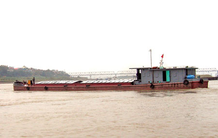 Sông Hồng đoạn phía Bắc cầu Long Biên - nơi hầu như năm nào cũng xảy ra ùn tắc tàu thuyền do luồng không đủ độ sâu