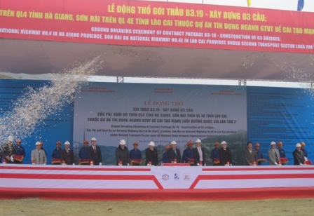 Thứ trưởng Nguyễn Hồng Trường và các đại biểu động thổ xây dựng cầu Cốc Pài