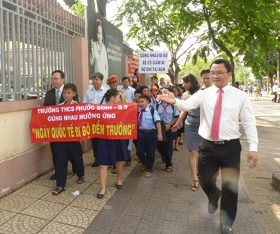 Ông Khuất Việt Hùng, Phó Chủ Tịch chuyên trách UBATGT Quốc Gia đang hướng dẫn cho các em học sinh đi bộ an toàn