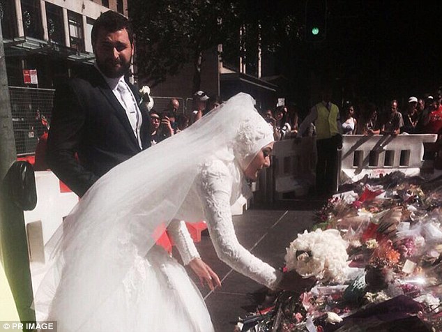 Cô dâu Manal Kassem đặt hoa cưới để tưởng niệm các nạn nhân trong vụ bắt cóc 
