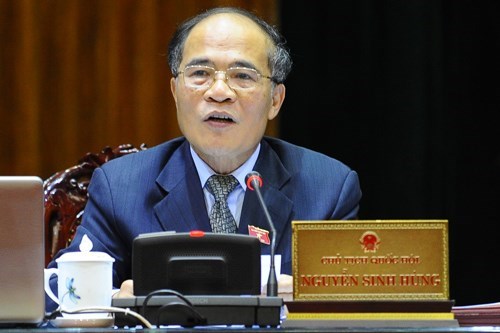 Chủ tịch Quốc hội Nguyễn Sinh Hùng cho rằng, không nên yêu cầu giấy giới thiệu đối với nhà báo vào tác nghiệp tại Tòa
