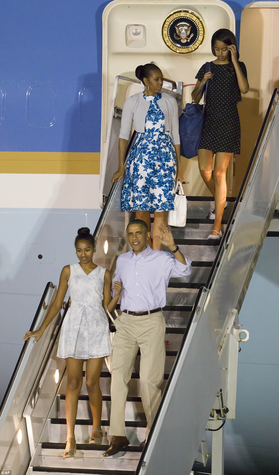Cả gia đình Tổng Thống bước xuống từ chiếc máy bay của Không Lực Mỹ