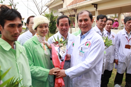 Bác sỹ chuyên khoa II, GIám đốc Bệnh viện ĐK Lâm Đồng Nguyễn Bá Hy trao hoa chúc mừng các bệnh nhân bình phục