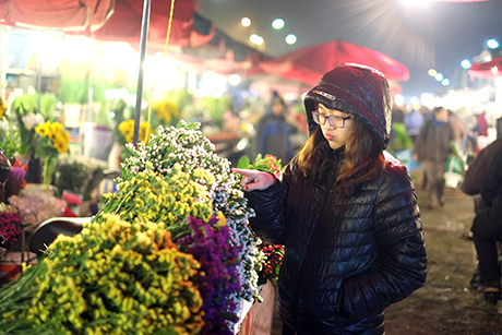 Cô gái Hà Nội này học năm thứ 4 đại học lần đầu tiên được đến chợ hoa