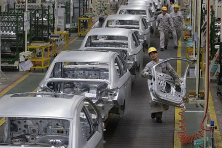 Dây chuyền sản xuất xe hơi tại nhà máy Đông Phong Peugeot Citroen, ở Vũ Hán, tỉnh Hồ Bắc, Trung Quốc (ảnh chụp 13/02/2014) - Ảnh: Reuters