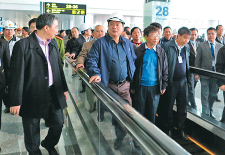 Bộ trưởng Đinh La Thăng kiểm tra hệ thống thang bộ hành nhà ga T2