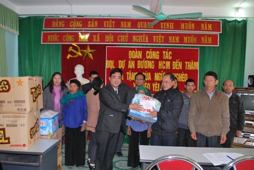 Ông Trần Văn Xuân - Phó Chủ tịch công đoàn Ban QLDA đường Hồ Chí Minh trao tặng quà cho người dân người nghèo xã Kéo Yên