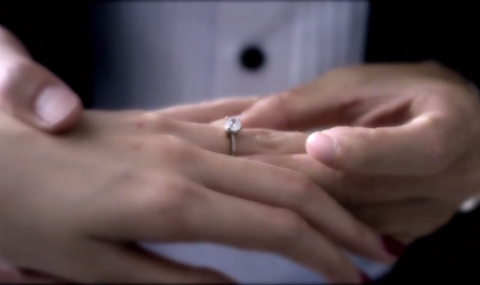 Cặp đôi cũng hé lộ chiếc nhẫn cưới của mình trong MV đám cưới đặc biệt