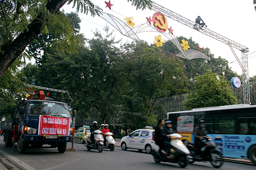 Những ngày này ở các tuyến đường trên địa bàn Hà Nội, những người công nhân đang gấp rút hoàn thành hệ thống đèn trang trí nhằm trang hoàng cho Thủ đô thật lộng lẫy vào đúng dịp năm mới.