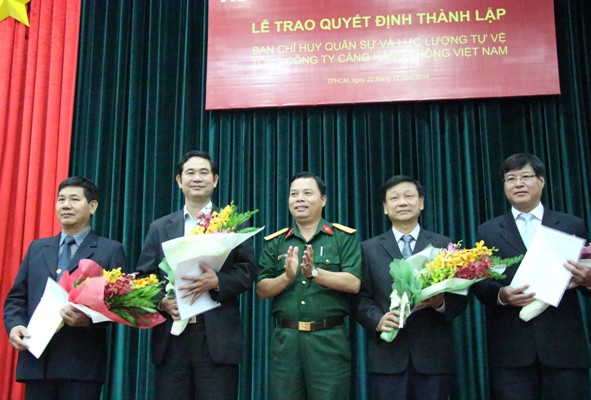 Đại tá Phạm Tiến - Phó Tư lệnh Bộ Tư lệnh TPHCM trao quyết định bổ nhiệm thành viên BCHQS ACV