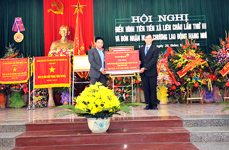 Chủ tịch HĐQT VietinBank Nguyễn Văn Thắng trao tài trợ trị giá 4,4 tỷ đồng cho xã Liên Châu