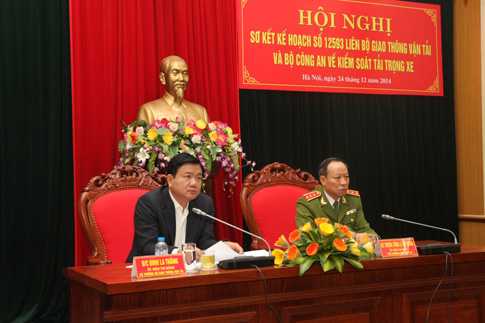 Bộ trưởng Bộ GTVT Đinh La Thăng và Thứ trưởng Bộ Công an Lê Quý Vương chủ trì cuộc họp.