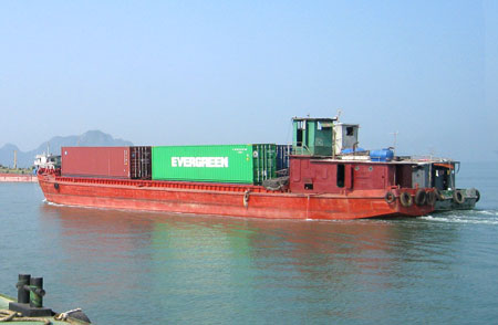 Tàu Việt Nam vận tải container trên vùng biển thuộc tỉnh Quảng Ninh Ảnh: Huy Lộc