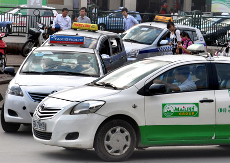 Các hãng taxi vẫn đang chần chừ, nhìn ngó nhau trong việc giảm giá cướcẢnh: Thùy Sinh