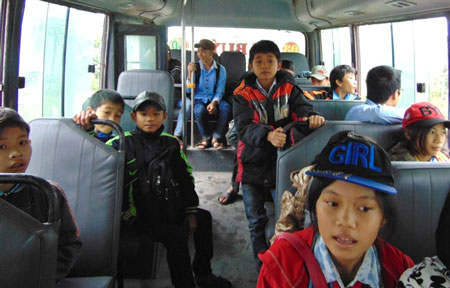 Học sinh xã Hương Bình đi học đã đầy đủ nhờ có xe buýt