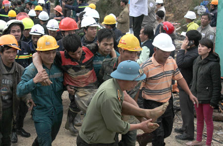 Giây phút giải cứu các nạn nhân ra khỏi hầm thủy điện. Ảnh: Vĩnh Phú