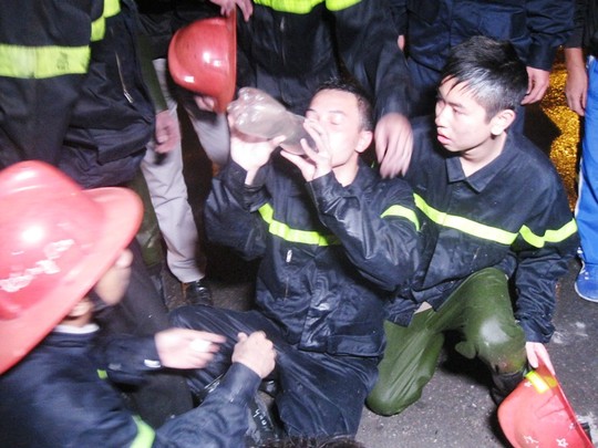 Chiến sỹ Cảnh Sát PCCC bị ngạt được sơ cứu tại chỗ (Ảnh: Người lao động)