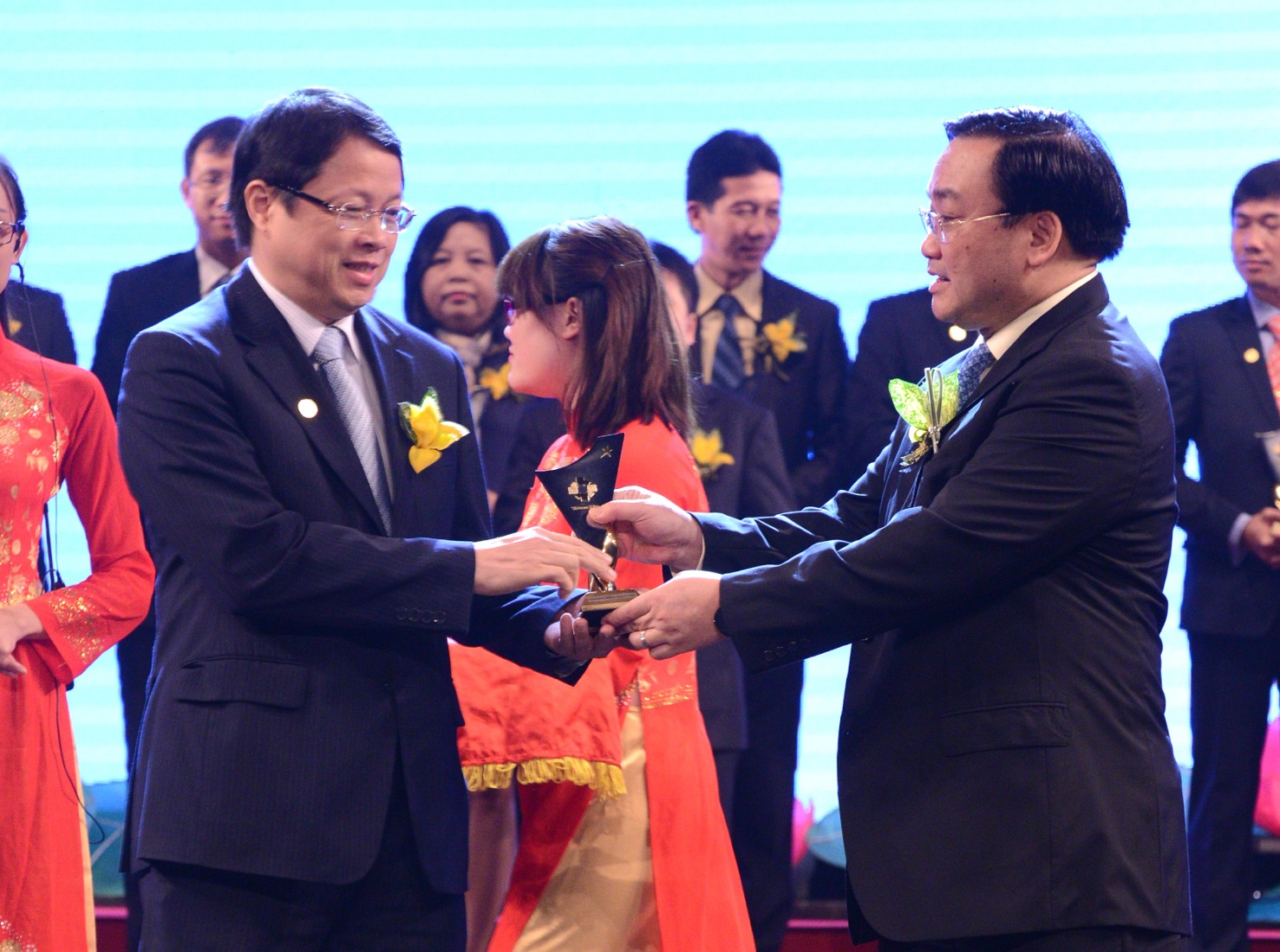 Phó Tổng Giám đốc VietinBank Nguyễn Văn Du nhận giải thưởng do Phó Thủ tướng Hoàng Trung Hải trao