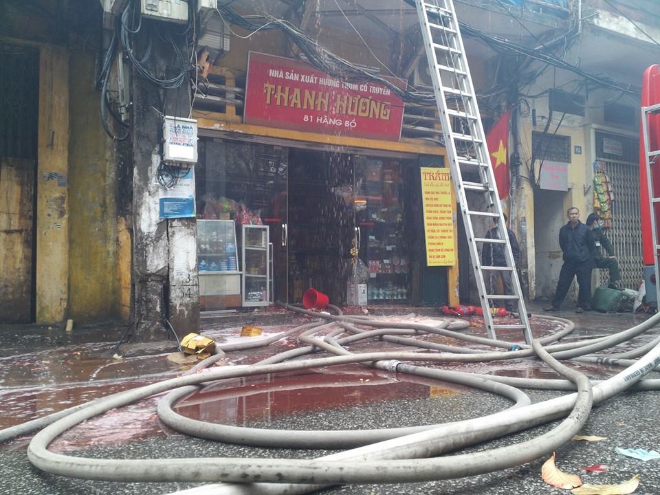 Nhiều đồ đạc trong cửa hàng ở số 81 Hàng Bồ - hoàn Kiếm - Hà Nội bị thuê rụi sau đám cháy