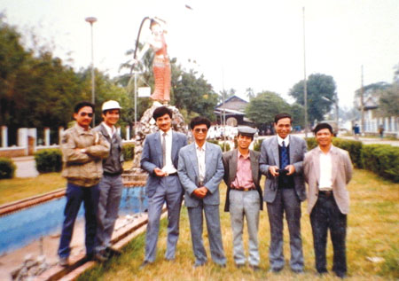 Tác giả Nguyễn Hiếu (đầu tiên từ trái sang) cùng đoàn nhà báo chụp ảnh lưu niệm sau chuyến vượt đường 13 Bắc Lào