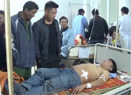 Anh Nguyễn Văn Thành đang được điều trị tại bệnh viện với ba vết đạn trên cơ thể