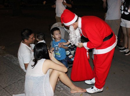 Ông già Noel phát kẹo cho các em nhỏ