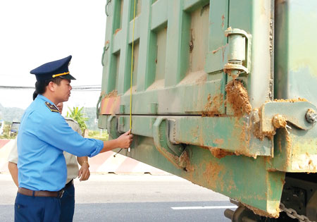 Lực lượng TTGT kiểm tra kích thước thành thùng xe tải tại QL1 qua tỉnh Ninh Bình