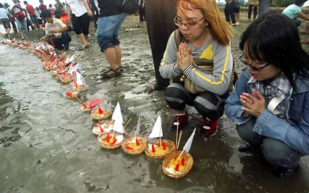Người dân Indonesia cầu nguyện cho các nạn nhân