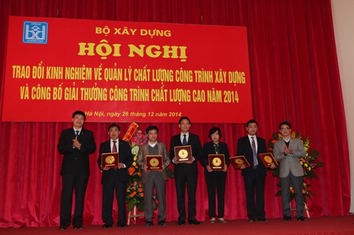 Ông Nguyễn Ngọc Hòa, Phó Chủ tịch HĐQT Cienco1 nhận giải thưởng từ ban tổ chức