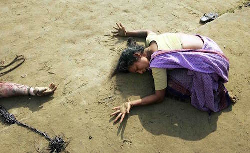 Người phụ nữ Ấn Độ than khóc bên xác người thân
