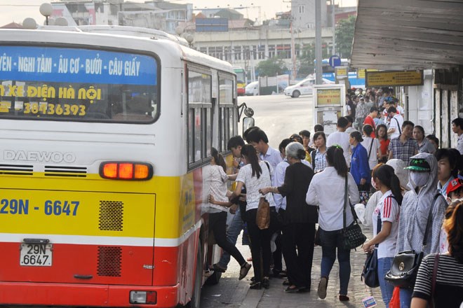 Học sinh, sinh viên và NLĐ là những đối tượng thường xuyên đi học, đi làm bằng xe buýt.