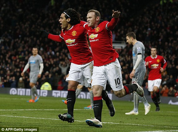 Rooney lập cú đúp trong hiệp 1 giúp M.U dẫn trước Newcastle 2-0