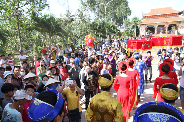 Tại chùa Vĩnh Phước cách đó 15 km cũng có rất đông người hâm mộ đứng chờ sẵn.
