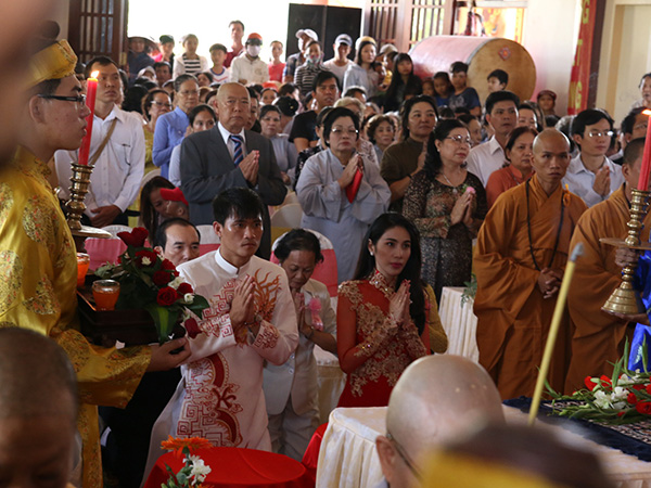 Không gian bên trong khu vực Công Vinh - Thuỷ Tiên làm lễ ở chùa cũng đông kín người