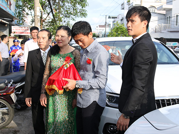  Sáng ngày 27/12, Công Vinh và gia đình đã có mặt tại nhà riêng Thủy Tiên ở Kiên Giang để làm lễ rước dâu.