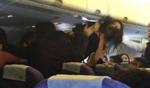 Trong ảnh là hai vị khách nữ Trung Quốc đánh nhau trên máy bay.