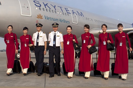 Trang phục của Vietnam Airine gây ấn tượng với tà áo dài duyên dáng màu đỏ. Tờ AsiaOne (Singapore) từng đưa mẫu trang phục này thuộc Top đẹp nhất của các hãng hàng không. 