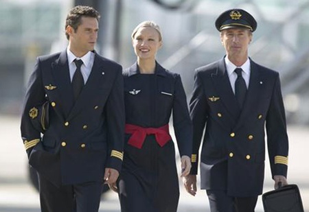 Nét tinh tế của thời trang Pháp thể hiện rất rõ trên trang phục của hãng hàng không Air France với váy và áo khoác đồng bộ đen thanh lịch kèm thắt lưng duyên dáng màu đỏ.