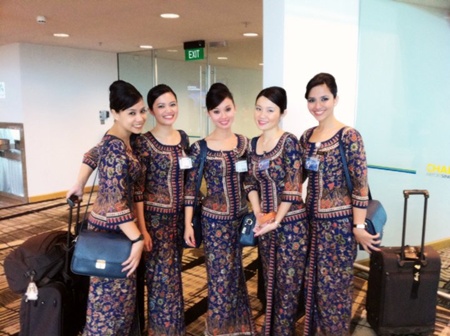 Các nữ tiếp viên của Singapore Airlines duyên dáng trong trang phục truyền thống
