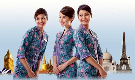 Những họa tiết trên váy áo dựa trên trang phục truyền thống Sarong Kebaya của người Singapore. Với hoa văn và màu sắc trang nhã, liên tiếp nhiều năm liền, trang phục của hãng thuộc Top ấn tượng nhất thế giới do nhiều tạp chí du lịch bình chọn.