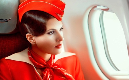 Đồng phục nữ của hãng Aeroflot Airway Nga thể hiện sự tinh sảo từng chi tiết nhỏ. Biểu tượng của hãng được thêu tỷ mỉ trên mũ, cổ tay áo , găng tay.
