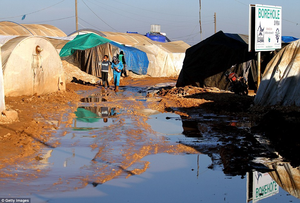 Những cơn mưa lớn sẽ biến khu trại tị nạn thành những con đường lầy lội, đầy bùn đất