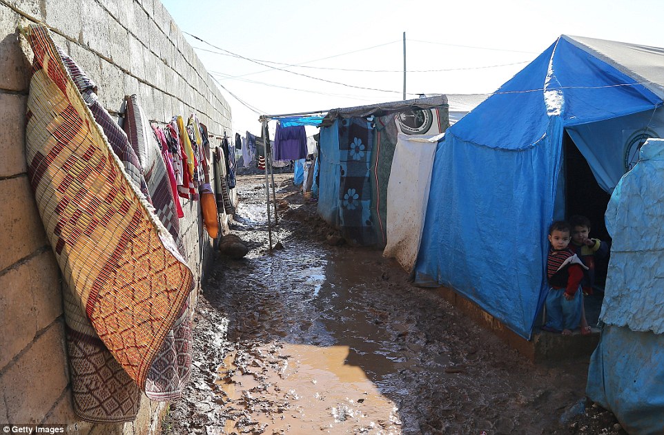 Tình hình nhân đạo như thực phẩm vệ sinh, y tế... tại các khu trại tị nạn rất nghiêm trọng