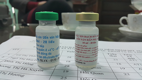 Hai lọ vắc-xin được phân phát cho xã Tương Giang (Ảnh: Vietnamnet)