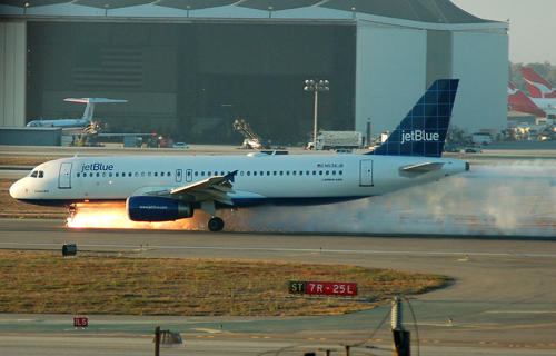 Sự cố do bánh tiếp đất của A320 Airbus trong chuyến bay 292 của JetBlue Airways tại Sân bay quốc tế Los Angeles.