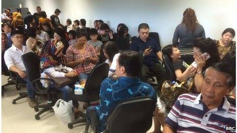 Không khí căng thẳng lo âu trong phòng chờ dành cho thân nhân hành khách mất tích tại sân bay Juanda, Indonesia