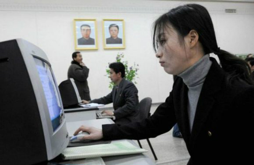 Một phụ nữ Triều Tiên sử dụng máy tính trong một trường đại học.