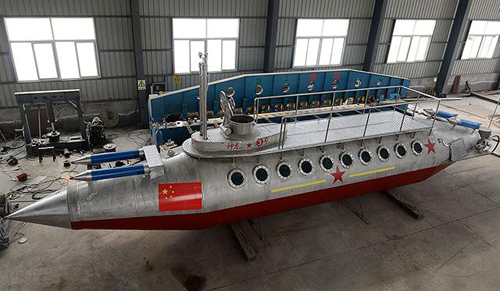 Thần Long 3 là tên con tàu ngầm tham quan dưới nước do ông Zhang Junlin, 62 tuổi, cùng các thành viên trong nhóm chế tạo. Ảnh: Reuters